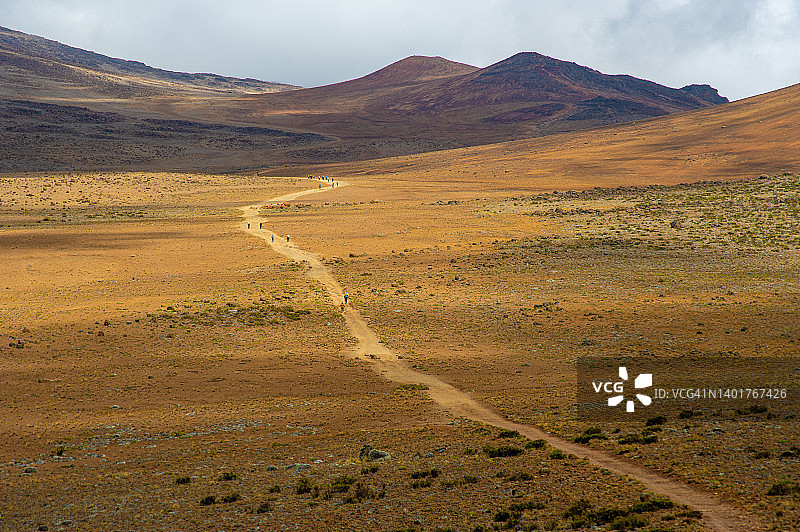 乞力马扎罗山的阿尔卑斯沙漠，从霍隆博小屋营地到基博小屋营地，坦桑尼亚图片素材