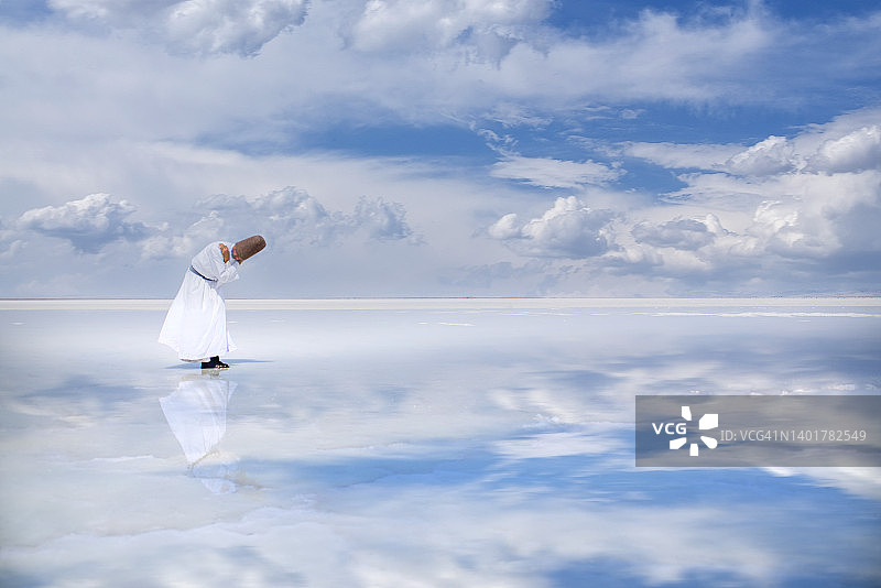 湖面上的旋转舞者图片素材