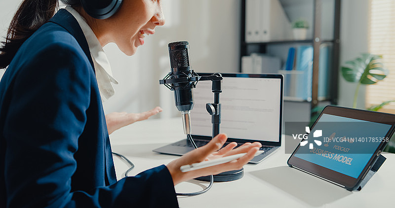 年轻的亚洲女商人录制和播放播客特写图片素材