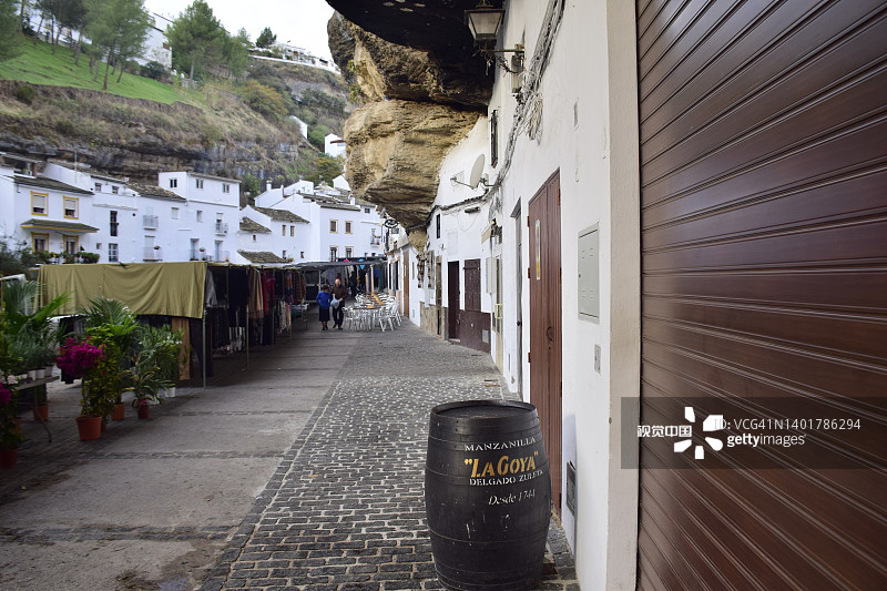 西班牙塞特尼尔：街道住宅建在特雷霍河上方的岩石悬垂中，安达卢西亚图片素材