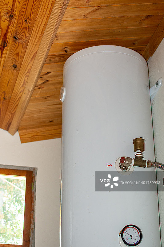 房屋内的热水箱图片素材