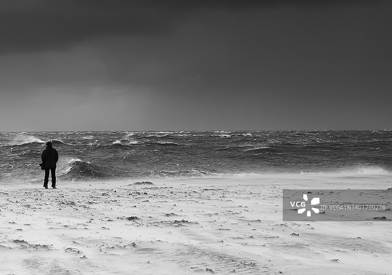 海滩上的恶劣天气图片素材