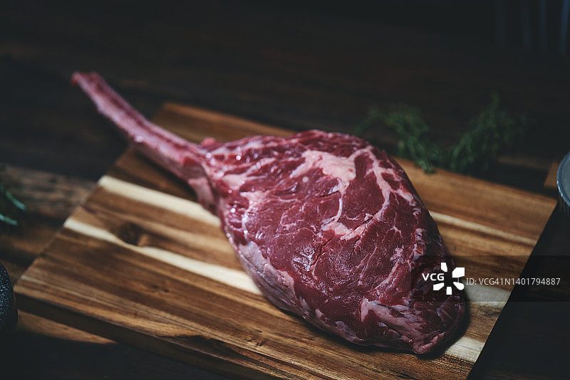 准备烧烤斧头牛排图片素材