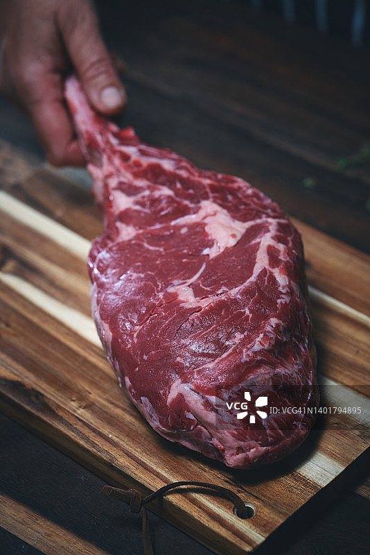 准备烧烤斧头牛排图片素材