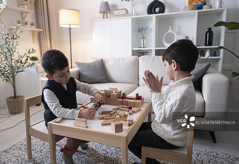 玩耍的可爱小男孩们图片素材