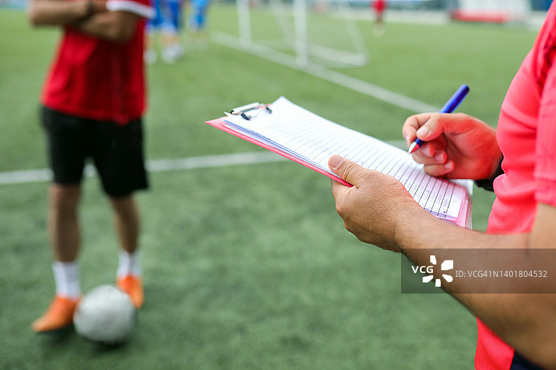足球运动员、教练与技术分析、健康生活运动图片素材