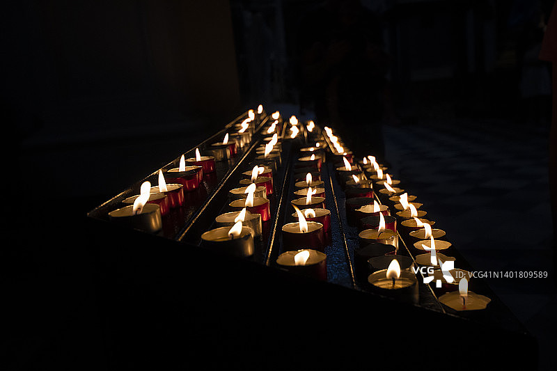 教堂里的蜡烛图片素材