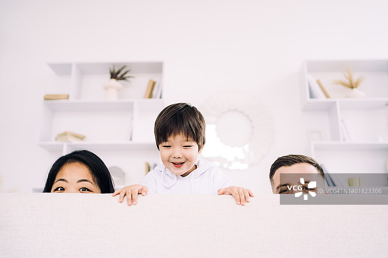 年轻的多种族家庭在客厅里玩得很开心图片素材