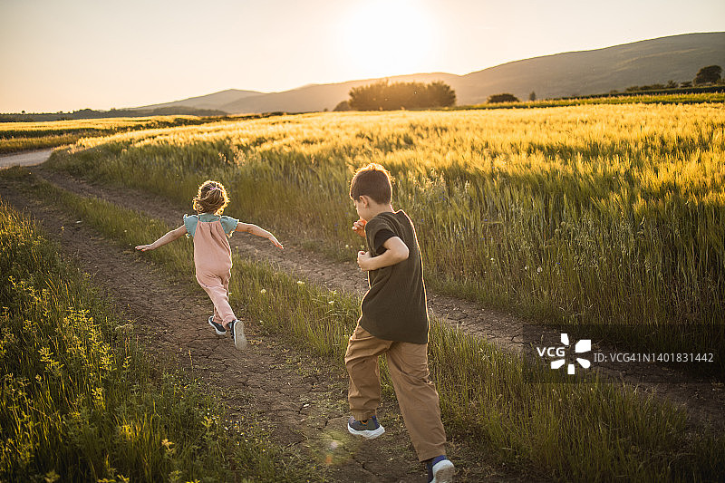 孩子们在户外奔跑图片素材
