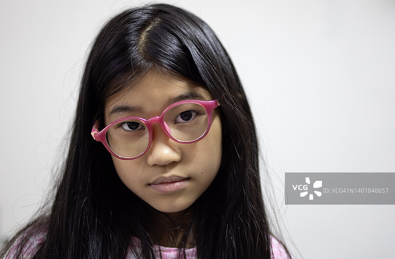 女孩面部特写：无笑容图片素材