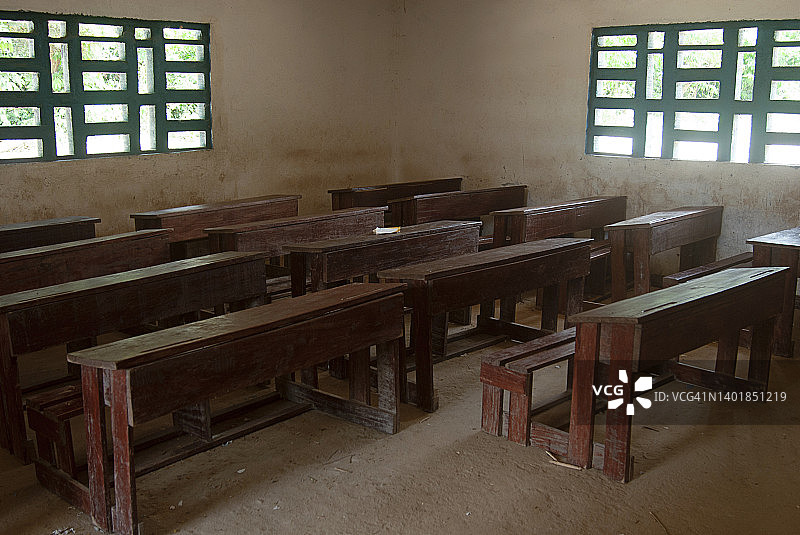 利比里亚的空教室，配有木制长椅图片素材