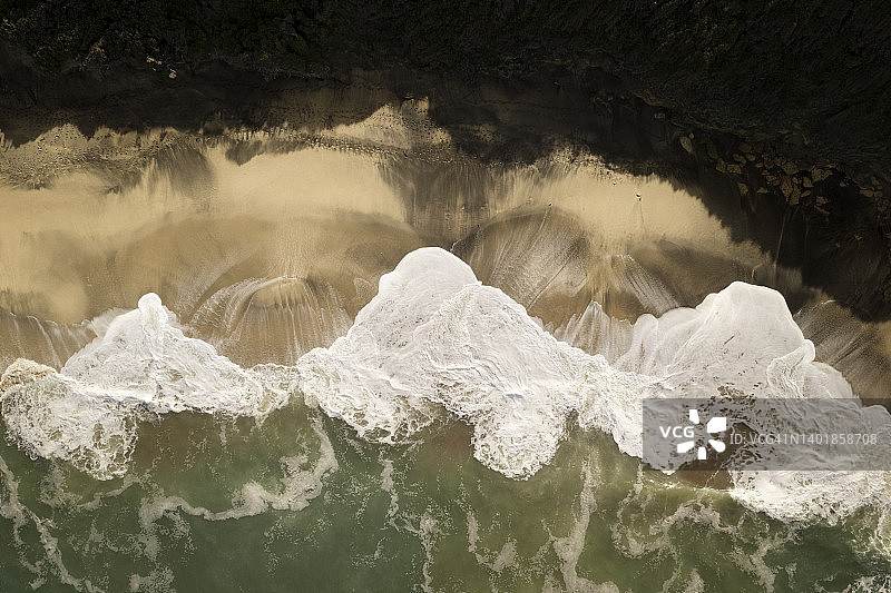 贝尔斯海滩：无人机航拍巨浪滚滚图片素材