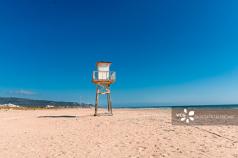 加的斯Zahara de los Atunes海滩上的木制救生员小屋图片素材