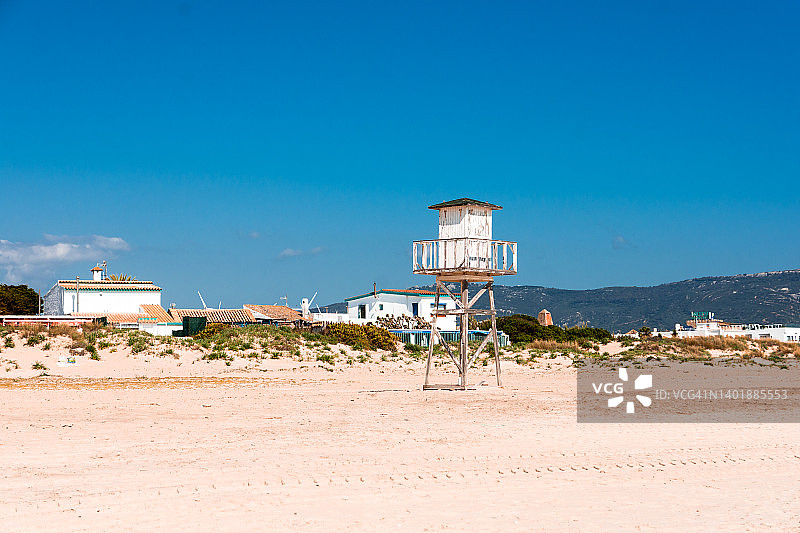 加的斯Zahara de los Atunes海滩上的木制救生员小屋图片素材