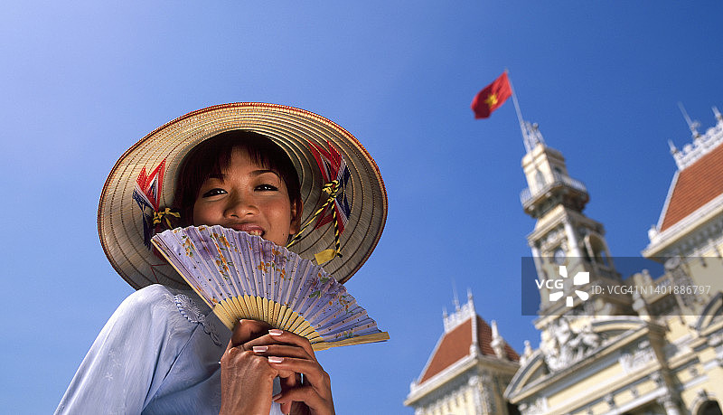 身着传统服饰的越南年轻女性肖像图片素材