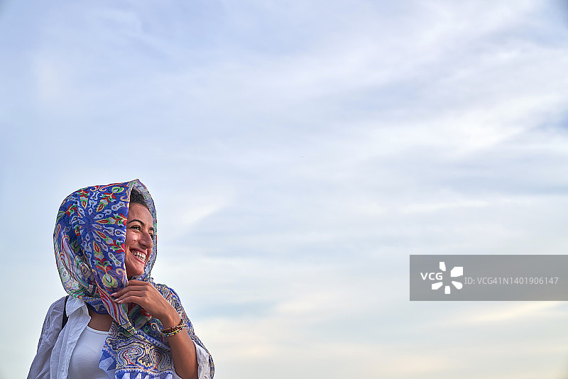 日落时分，海滩上戴着头巾的摩洛哥妇女肖像图片素材