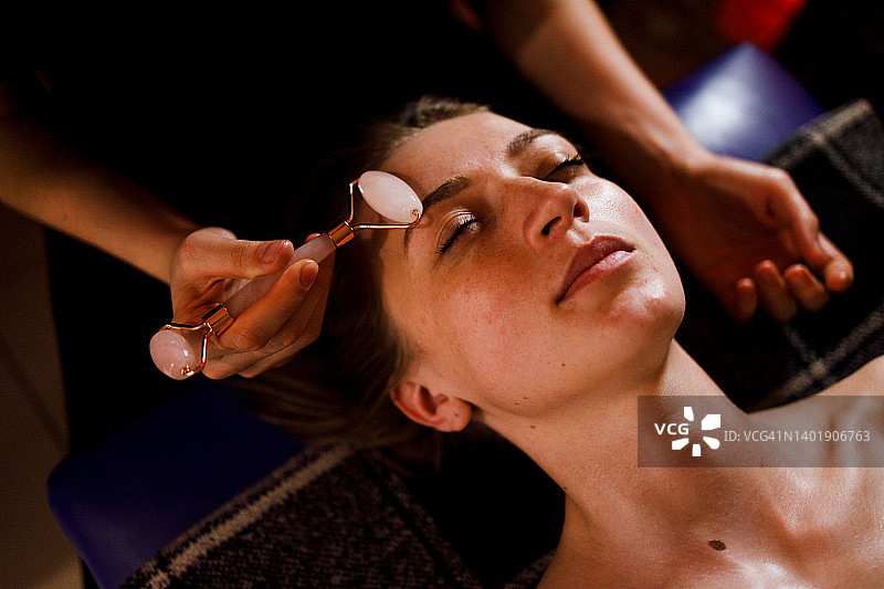 在美容院接受面部按摩的中年妇女特写图片素材
