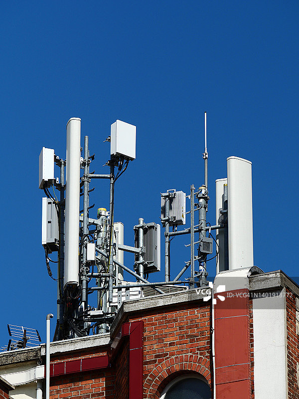 巴黎住宅楼顶的移动电话天线图片素材