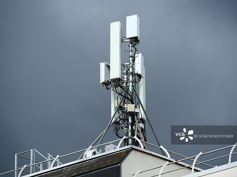 法国巴黎居民楼顶的移动电话天线和暴风雨天空图片素材