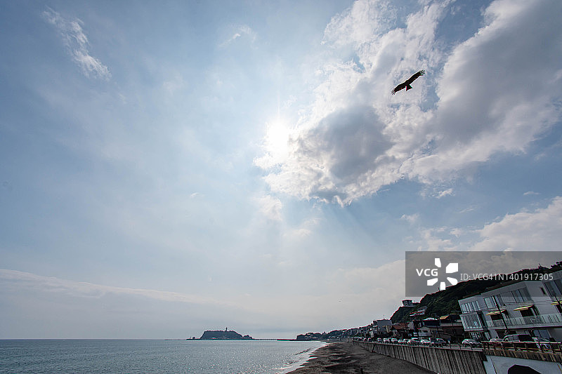 日本神奈川海滩上的阳光图片素材