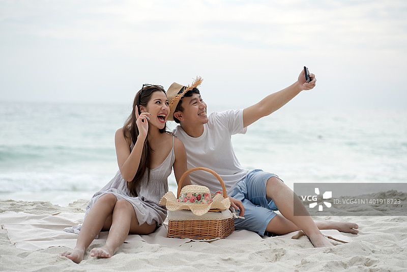 亚洲情侣在海滩放松图片素材