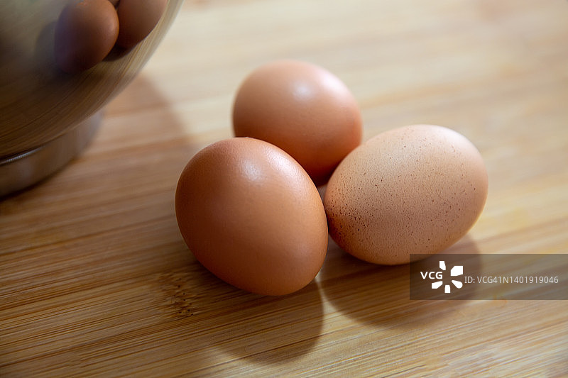 厨房台面上的新鲜鸡蛋图片素材