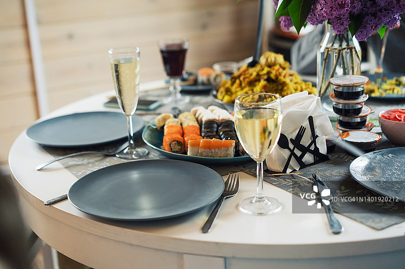 节日盛宴：木制节日餐桌图片素材