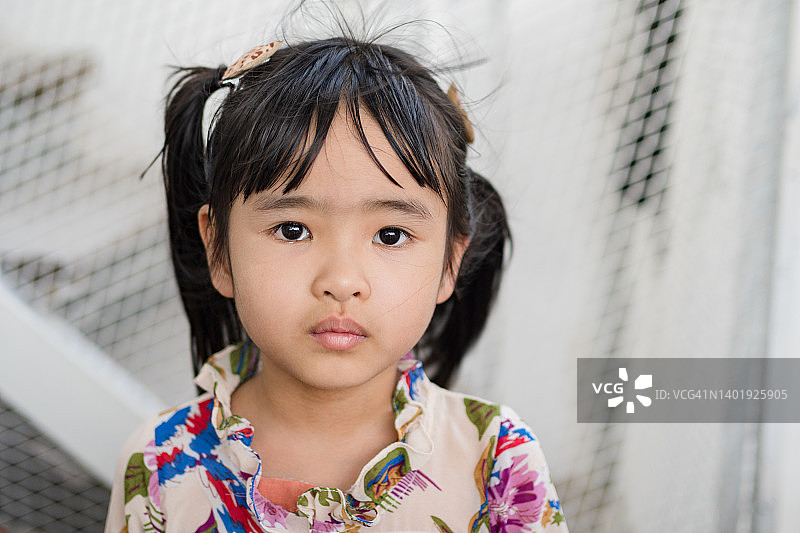 各种情绪并看向镜头的年轻亚裔女孩肖像照片图片素材