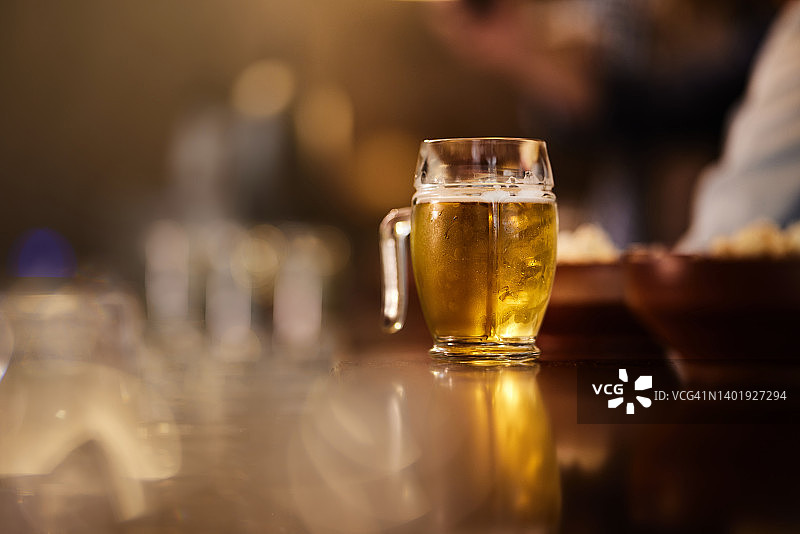 酒吧里的冰镇啤酒图片素材