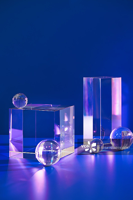 两个抽象的彩色空水晶玻璃长方形和立方体底座图片素材