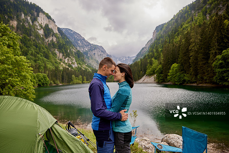 情侣在湖边露营放松身心图片素材