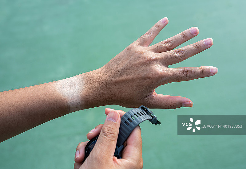 戴运动手表后男子手上的晒痕图片素材