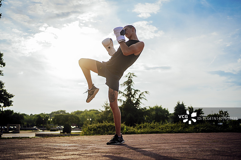 男人练习自由搏击图片素材