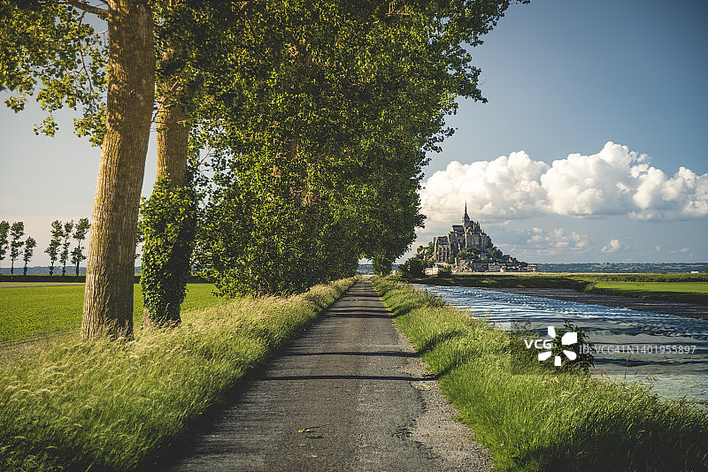 从Les Mares俯瞰圣米歇尔山图片素材