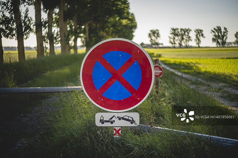 法国圣米歇尔山附近的禁止停车标志图片素材