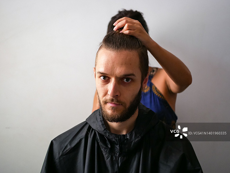 年轻白人男子理发图片素材