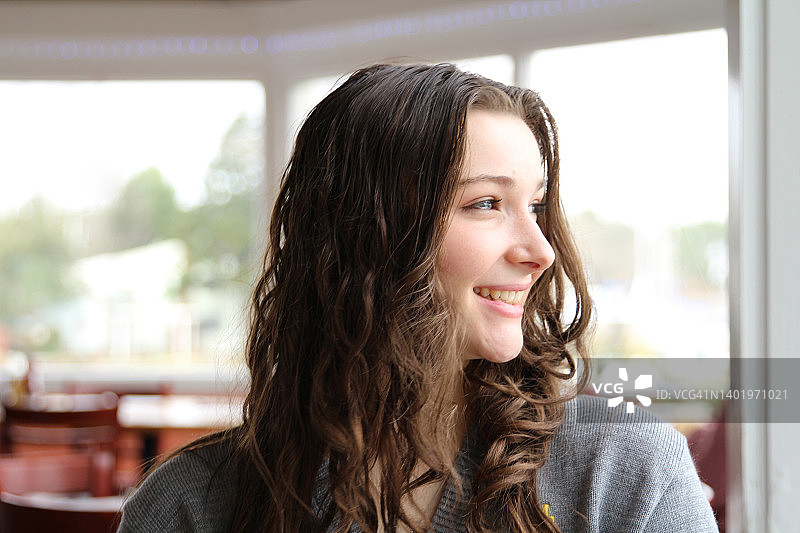 与家人在切萨皮克湾外出就餐的微笑青少年女孩，公路旅行到蒂尔曼岛的周末度假图片素材