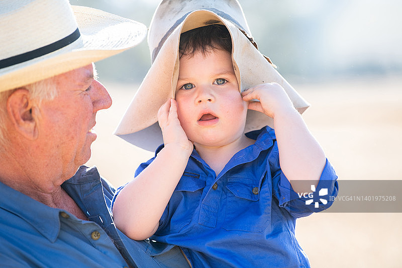 在农场里戴着祖父帽子的幼儿图片素材