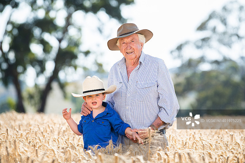 麦田里的曾祖父和曾孙图片素材
