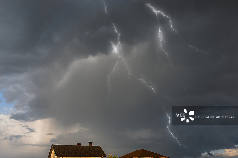 季风和雷暴期间的住宅区，黑暗的天空中闪电图片素材