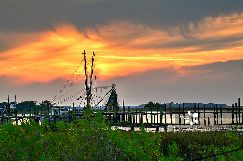 日落时分的虾船图片素材