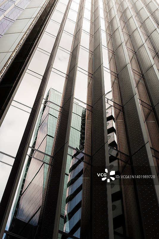 伦敦现代办公楼的仰视图图片素材