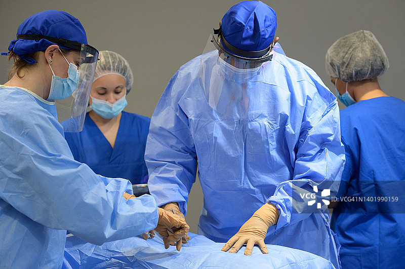 医疗团队合作：外科医生和手术助理图片素材