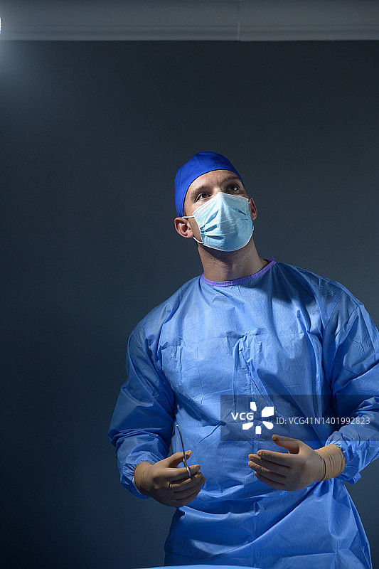 抬头看的男外科医生图片素材