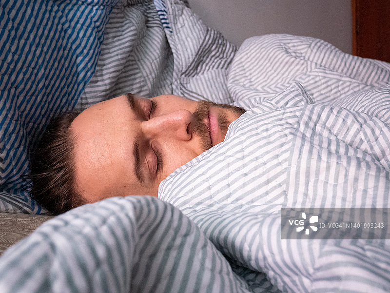 白人在床上用枕头睡觉图片素材