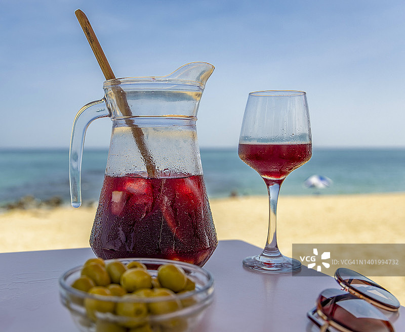 桑格利亚汽酒、橄榄和鱼图片素材