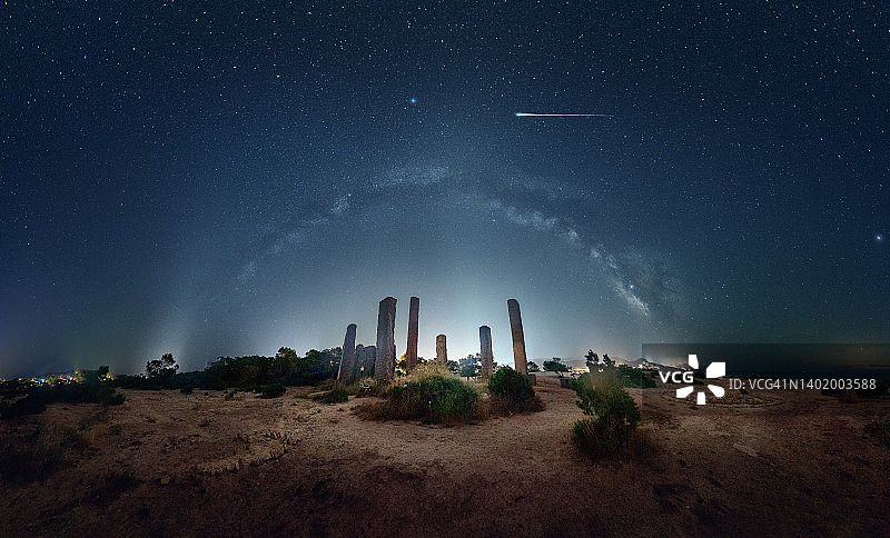伊维萨岛日晷上的银河星空摄影，夜间摄影图片素材