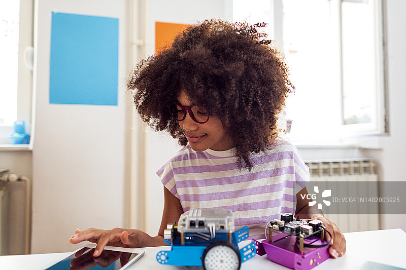 参加STEM课程的年轻女学生图片素材