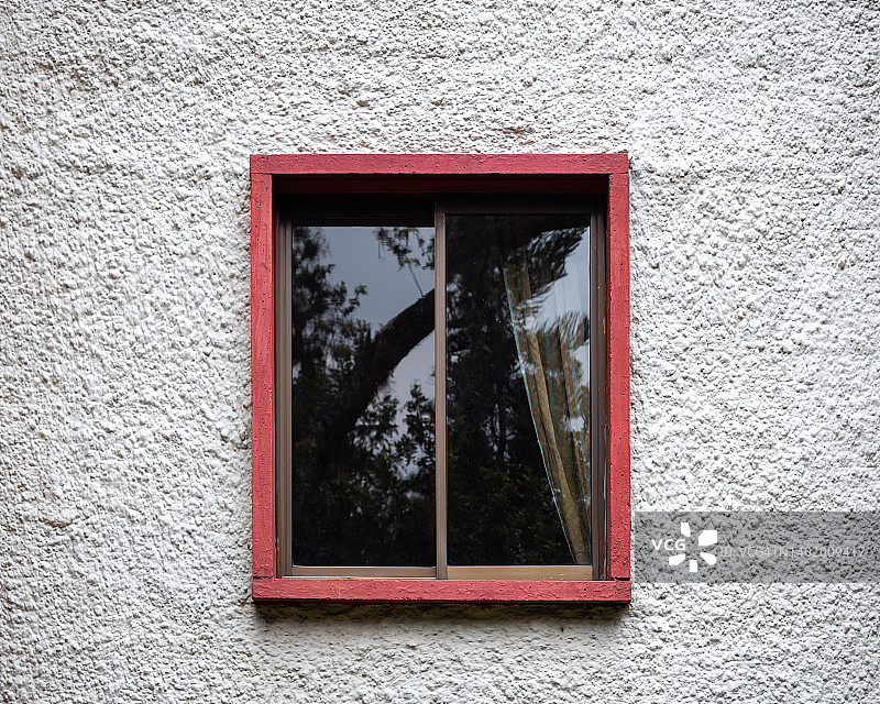 红色窗框和窗帘的封闭小窗户图片素材
