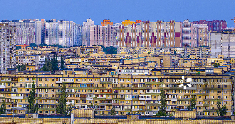 基辅住宅区的新旧建筑群，傍晚时分，夏季景象图片素材